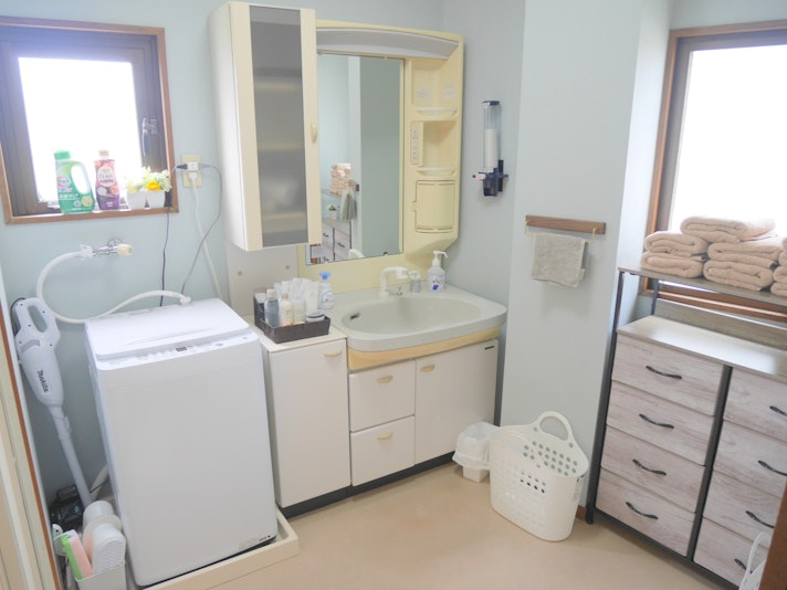 ランドリールームです。 洗濯機、洗面台、タオルなどございます。...