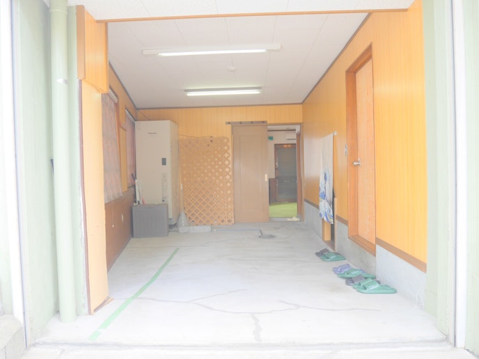 専用の駐車場スペースです。 軽自動車や車幅の狭いセダンタイプでしたら駐車可能です。...