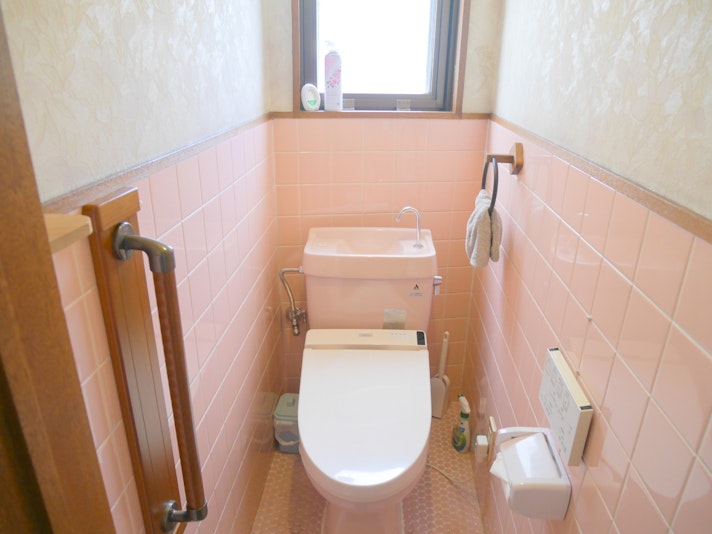 2階のトイレです。 暖房便座、ウォッシュレット付きです。 1階にもトイレはございます。