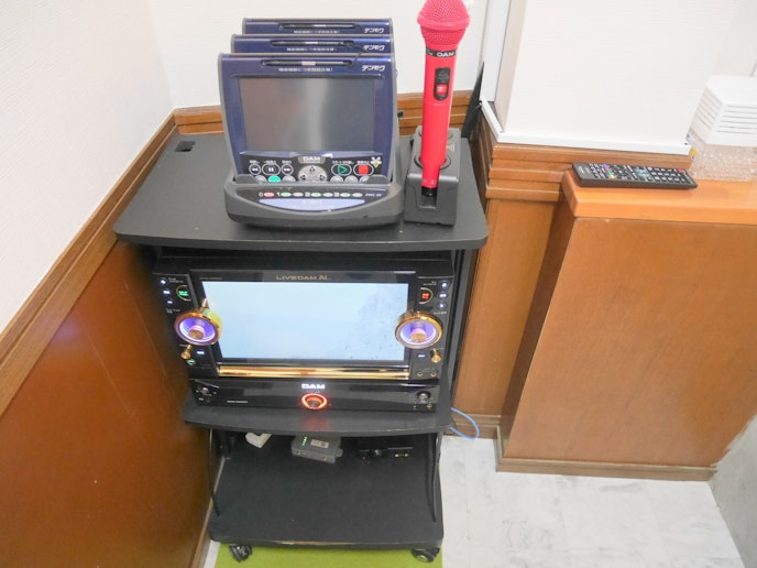 1階のカラオケルームです。 最新のカラオケDAMがございます。 デンモク３つ、マイク２つございます。