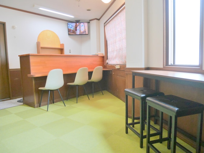 1階のカラオケルームです。 カウンターテーブルがございます。