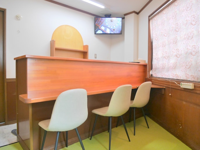 1階のカラオケルームです。 カウンターテーブルがございます。