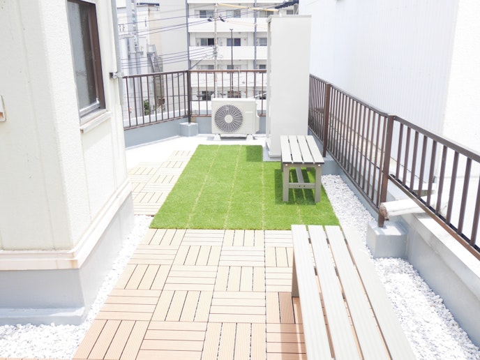 屋上スペースです。 二人掛け用のベンチが4脚ございます。