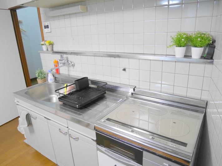 2階のキッチンスペースです。 電子コンロが2口ございます。