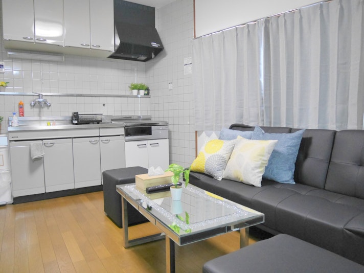 2階のリビングダイニングです。 ソファはソファベッドとしてご利用可能です。