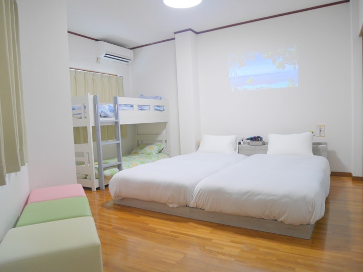 3階のキッズルームの寝室です。 キングベッドとお子様サイズの2段ベッドがございます。