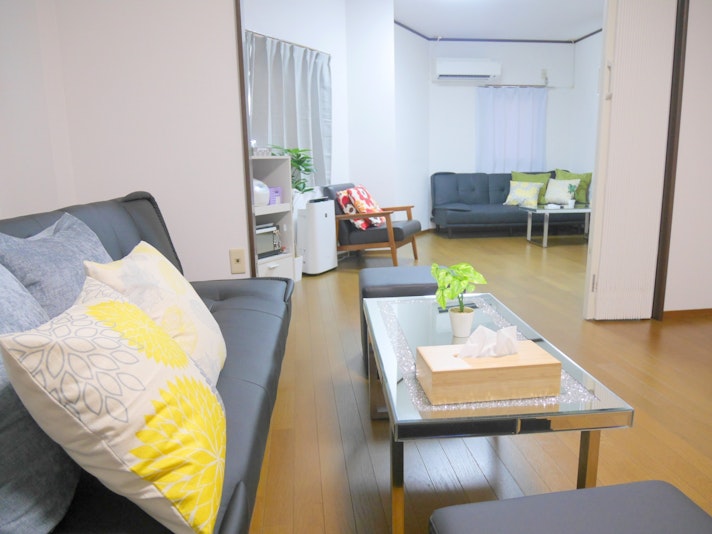 2階のリビングダイニングです。 ソファはソファベッドとしてご利用可能です。