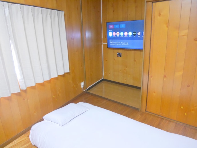 3階のダブルベッドの寝室です。 スマートテレビがございます。