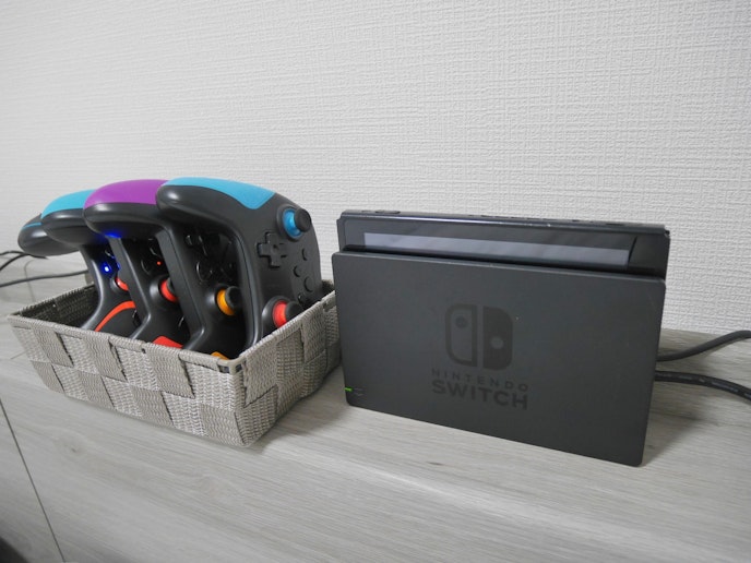 任天堂switchがございます。 プロコントローラーが4機ございます。