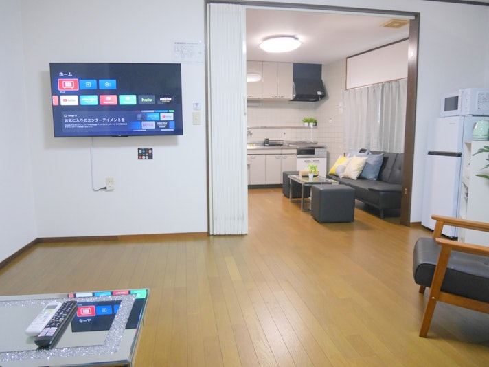 2階のリビングダイニングです。 ソファ、スマートテレビがございます。