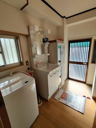 玄関と洗面台、洗濯機