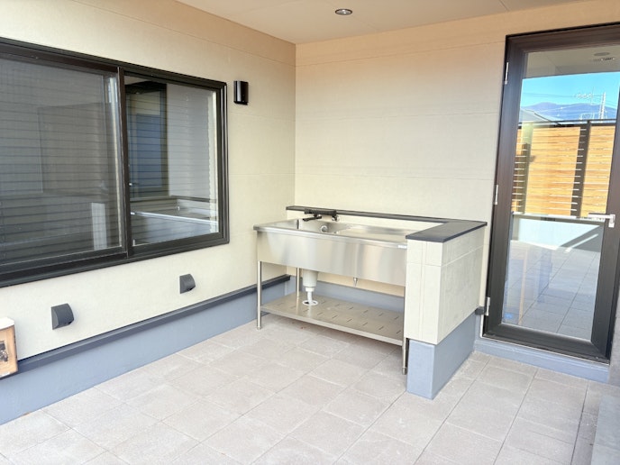 バルコニーには水道設備＆グリルも完備しています！