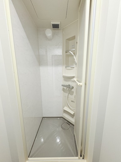 シャワーユニットも1箇所設置しております。