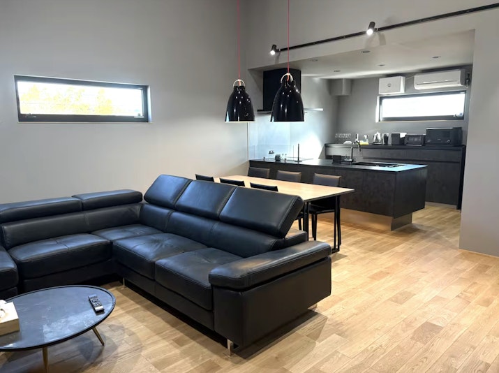 家具と設備は黒を基本とした配色で重厚感と高級感あるデザインにしております。