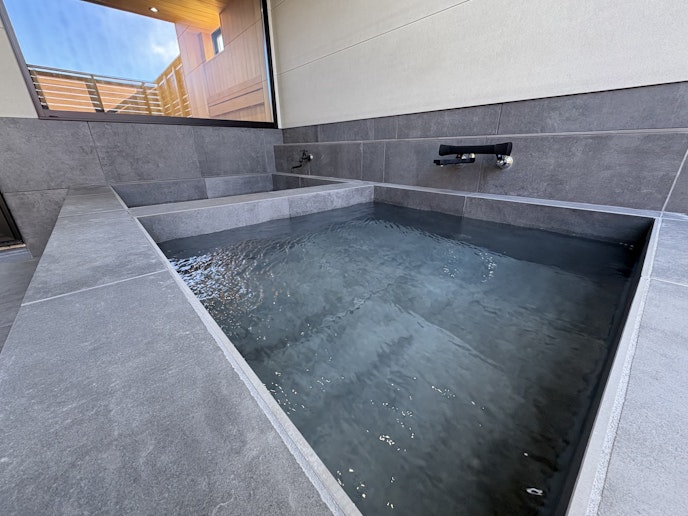 屋外の露天風呂で贅沢な一時をご堪能ください。