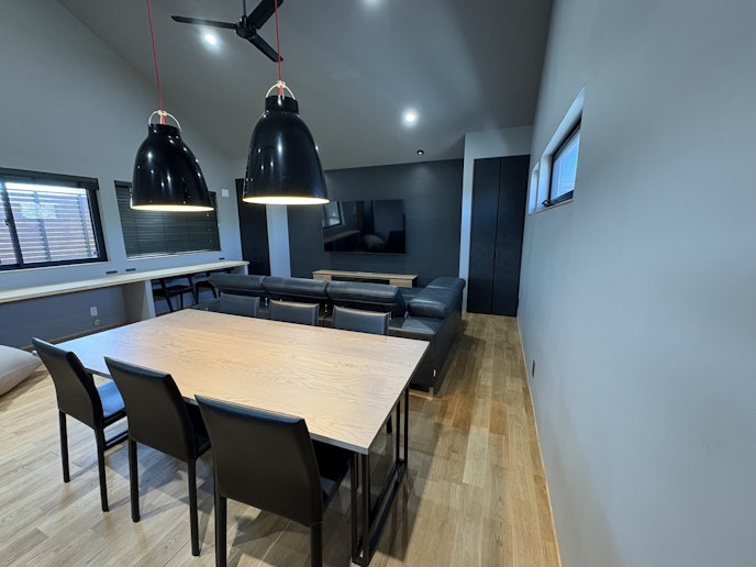 ダイニングエリアです。シーリングファンを採用し、建物全体の空調効率が高くなります。