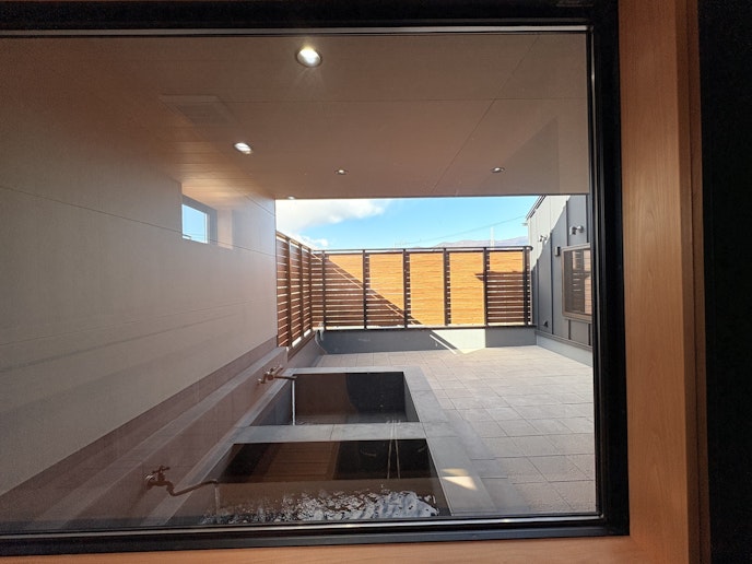 屋外バルコニーに直結した露天風呂です。