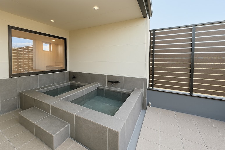 屋外の露天風呂で贅沢な一時をご堪能ください。