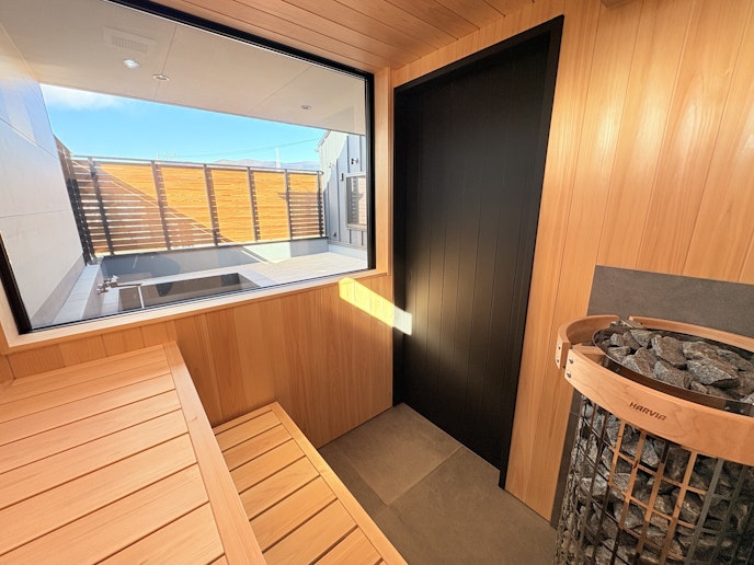 サウナも完備しており、隣には水風呂もご用意しております。