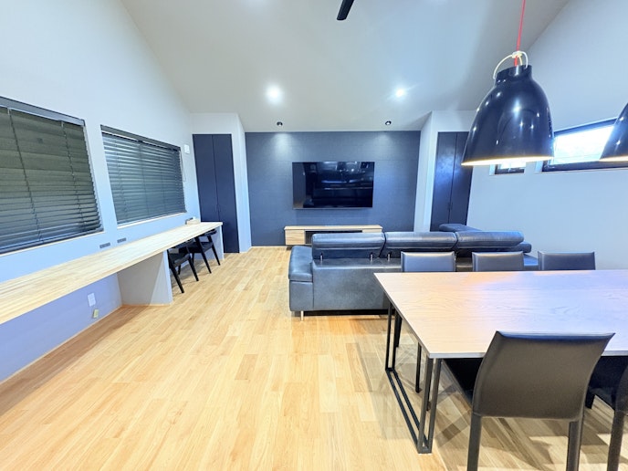 リビングダイニングには側面にもカウンターを設置しております。気分を変えて外の景色を見ながらカフ...