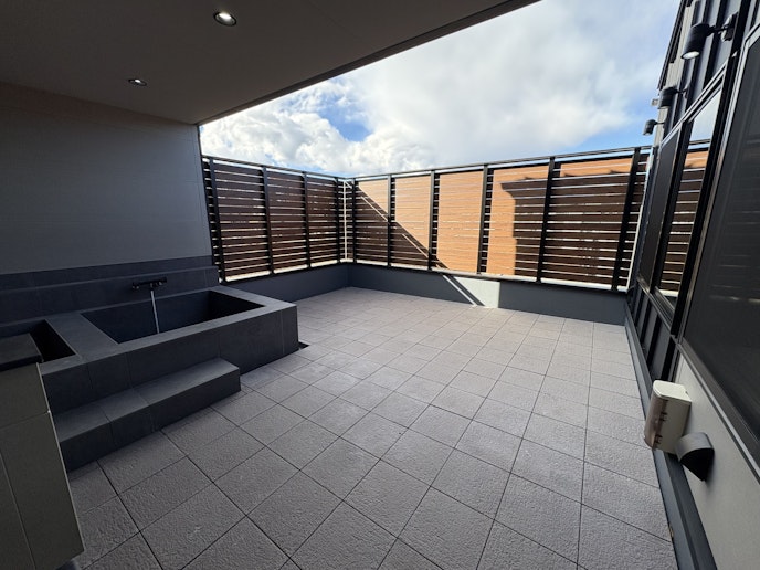 露天風呂のブラインドの外には富士山の景色が期待できます！