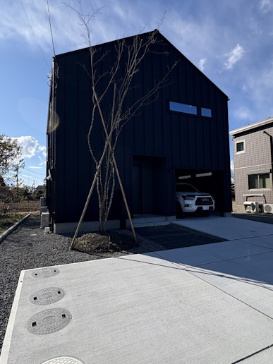 施設外観です。黒を基本としたカラーリングを採用。