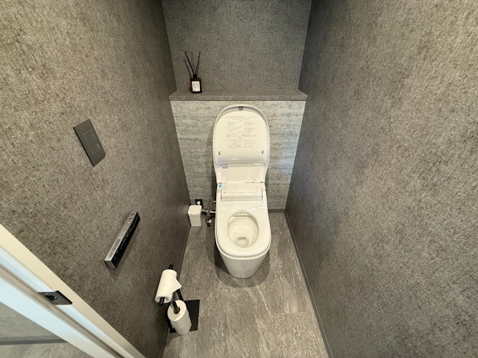 洋式トイレと壁のクロスが落ち着いた雰囲気です。