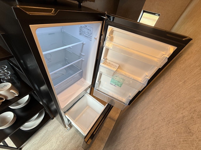 冷蔵庫には冷凍室と冷蔵室があり、キンキンに冷えたビール、ウィスキーに欠かせない氷の保管先、困ら...