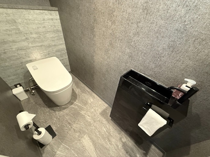 トイレットペーパー、タオルなどのアクセサリーが配置されています。