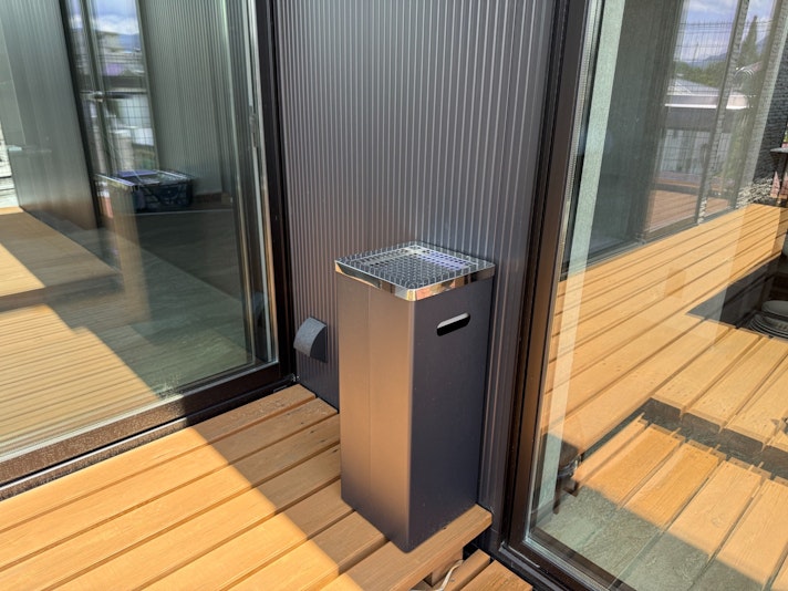 貴重な喫煙可能バルコニー