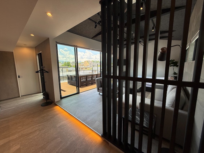 大きな窓からは自然光が差し込み、空間を明るく照らします。さらに、このリビングはバルコニーに直結...