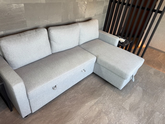 シンプルでモダンなL字型ソファ、ゆったりと座れます