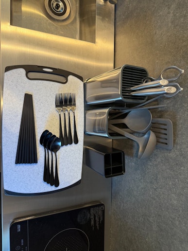 人数分のお箸、スプーン、フォークあります。