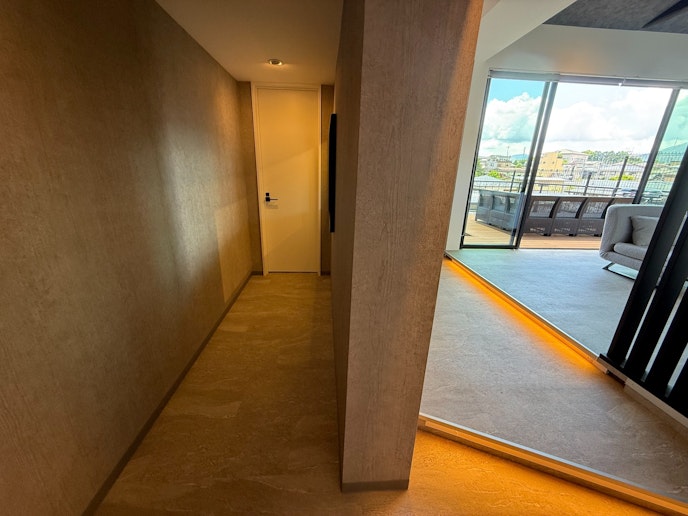 温かみのある木の床と壁紙が使われた空間です。