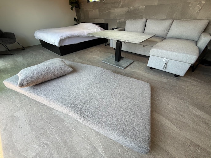 ベッドとソフアベッド以外に、敷布団も用意しております。