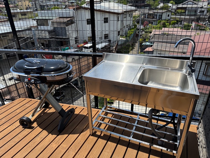 水槽の横にすぐガスバーベキューコンロ、スムーズな動線でバーベキュー楽々