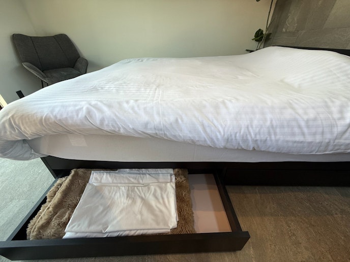 ベッドの下にある引き出しの中に、ふかふかのブランケットと替えのシーツを用意しております。