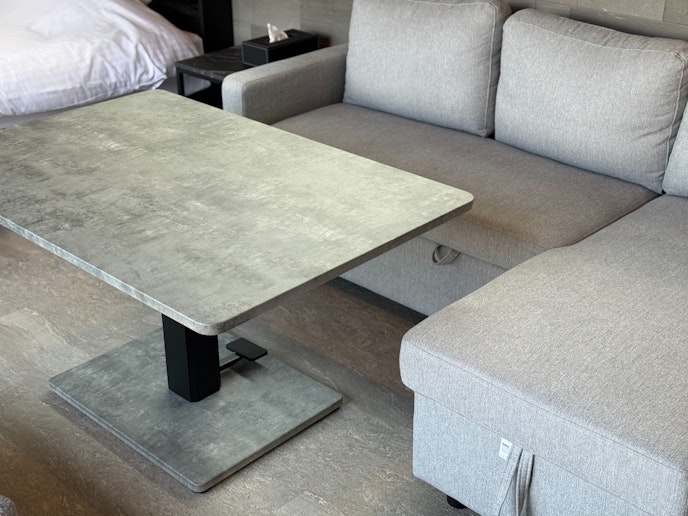 広いデスクはダイニングテーブルにしてもよし、ボードゲーム遊んでもよし