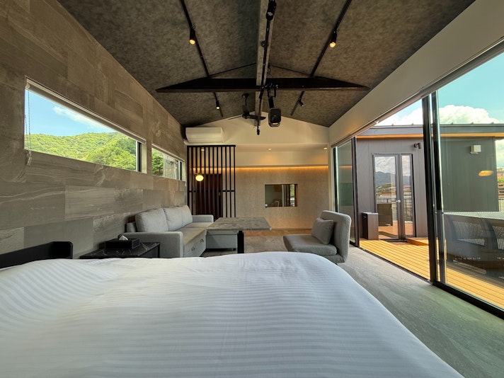 ベッドから部屋全体を見渡す