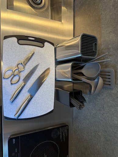 調理器具として、使う頻度の高い二サイズの包丁とキッチンバサミを用意しております。