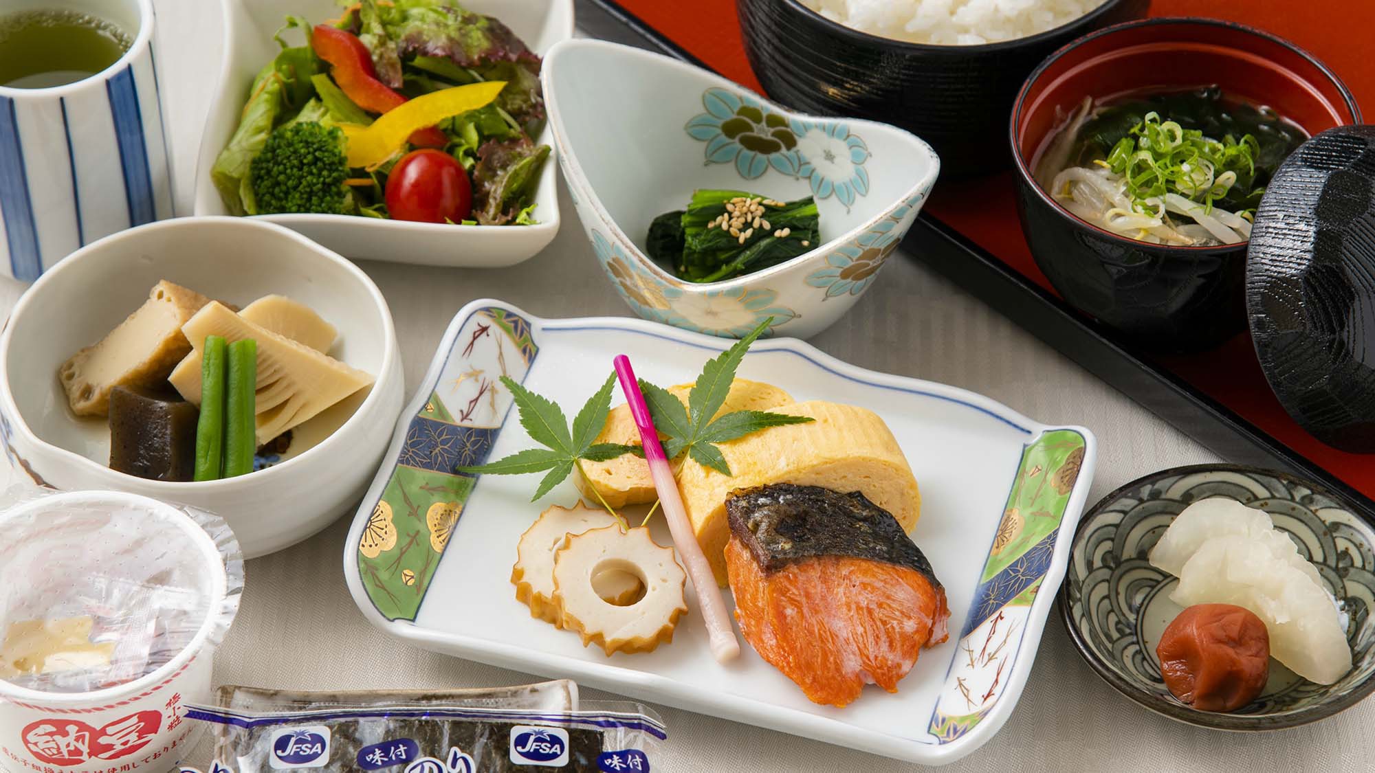 ・【和朝食一例】ご飯、味噌汁、卵料理などバランスの取れた内容です