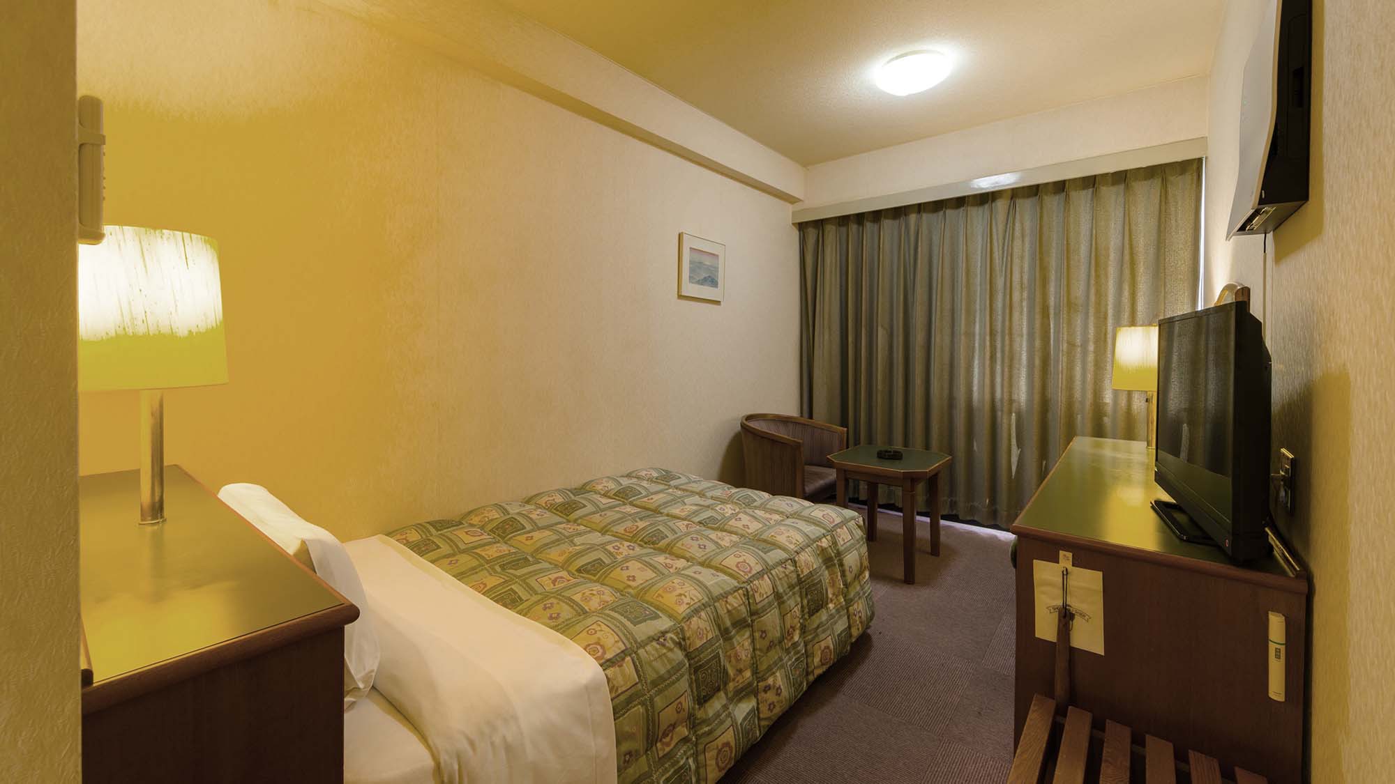 【シングルルーム一例】デスク以外にシーティングスペース有り