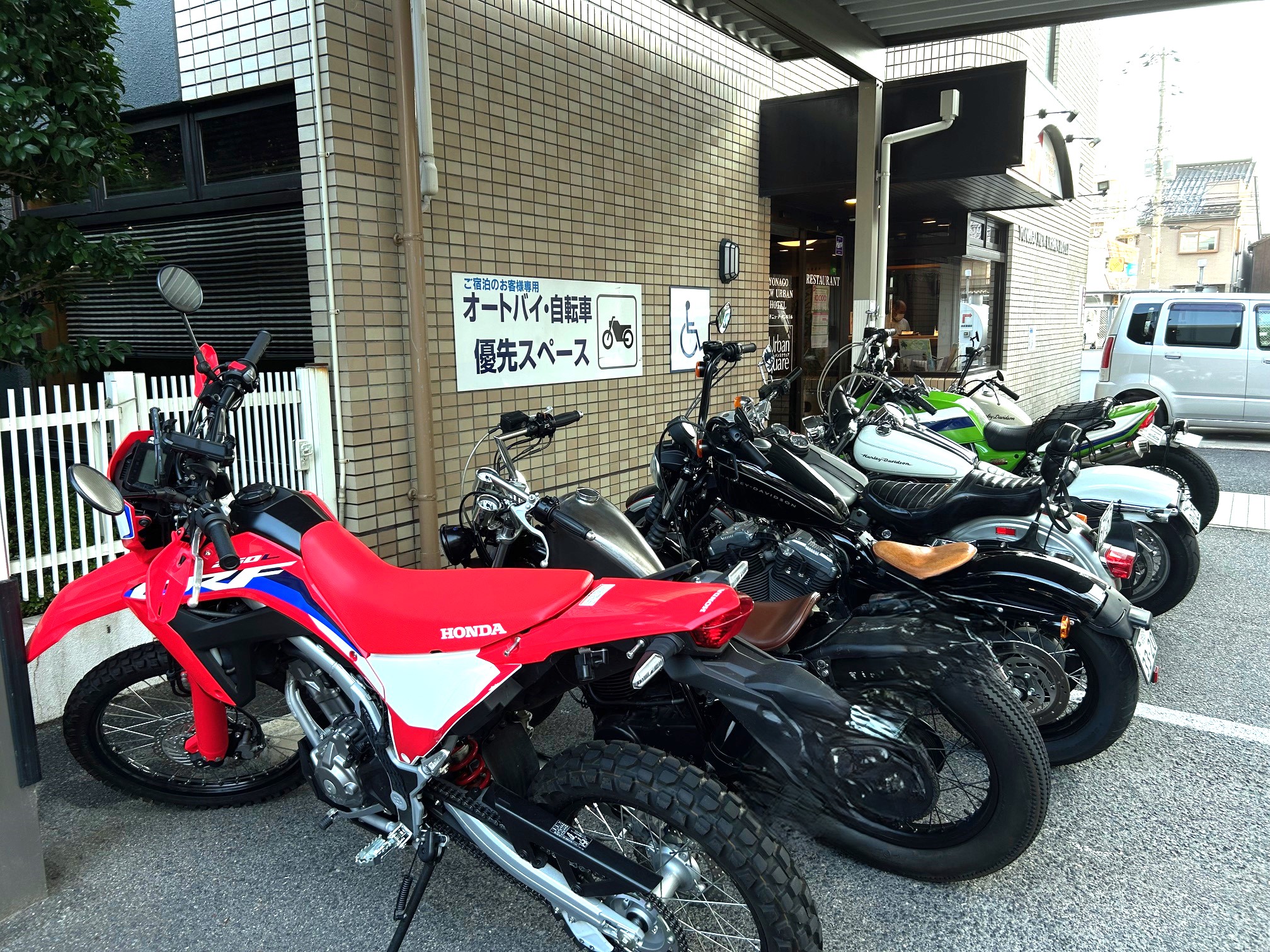 玄関前駐輪場　大型バイクが圧巻です