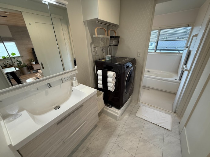 白を基調にした、清潔感のある浴室です。