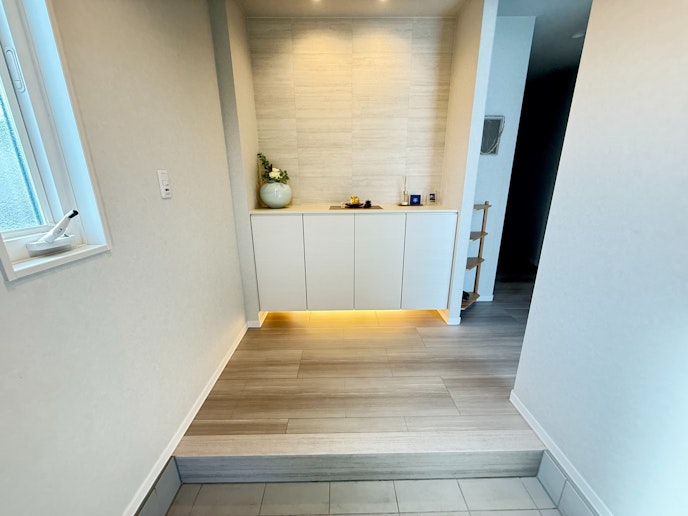 木の温もりを感じるアットホーム的な玄関