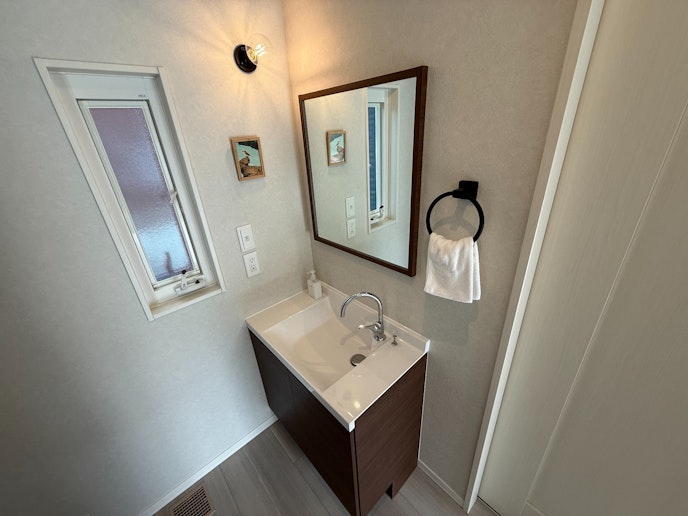 洗面台には大きな鏡をご用意。一つひとつインテリアにもこだわっています。