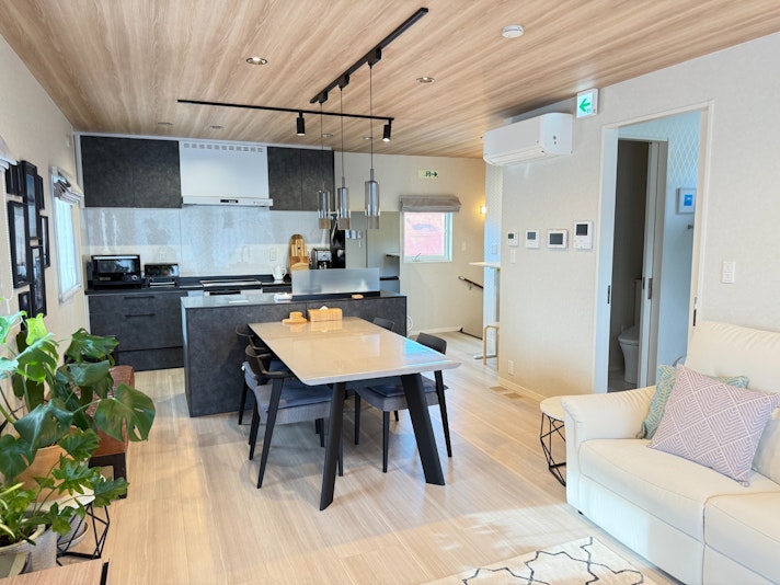 リビングダイニングにはアイランドキッチンを採用！最大の魅力は「走り周れる間取り」料理好きのゲス...