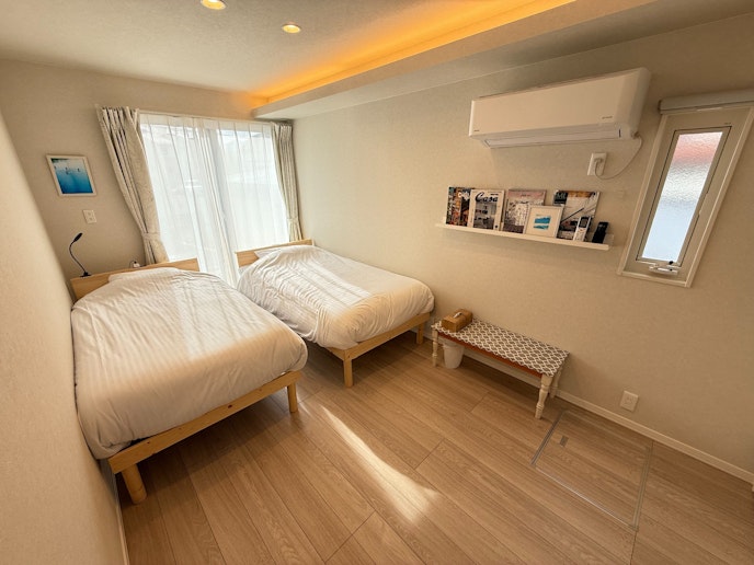 エアコンや照明など、過ごしやすい寝室になっています