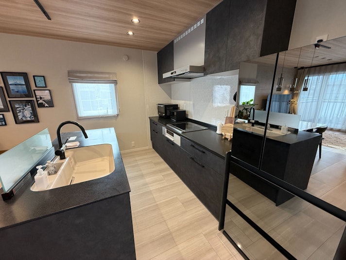 大きめの冷蔵庫、行き来がしやすいキッチン。