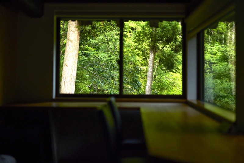 1階には和室3部屋、キッチン、トイレ、バスルーム2室、シャワールーム1室、ランドリールームを完...